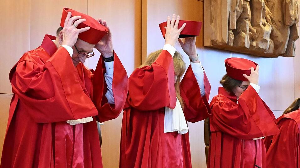 Bei Verhandlungen und Verkündungen tragen die Richterinnen und Richter rote Roben. (Archivbild) Bei Verhandlungen und Verkündungen tragen die Richterinnen und Richter rote Roben. (Archivbild)