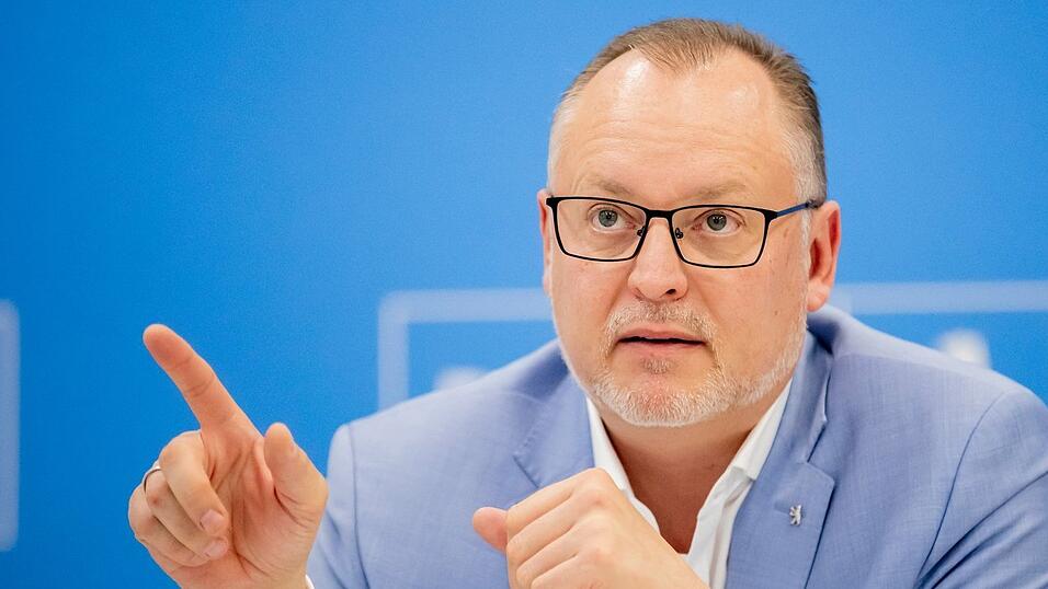 Falko Liecke (CDU), Staatssekret&auml;r f&uuml;r Jugend und Familie, &auml;u&szlig;erte den Verdacht, dass der Vorfall aus politischen Gr&uuml;nden nicht gemeldet wurde. (Archivbild)