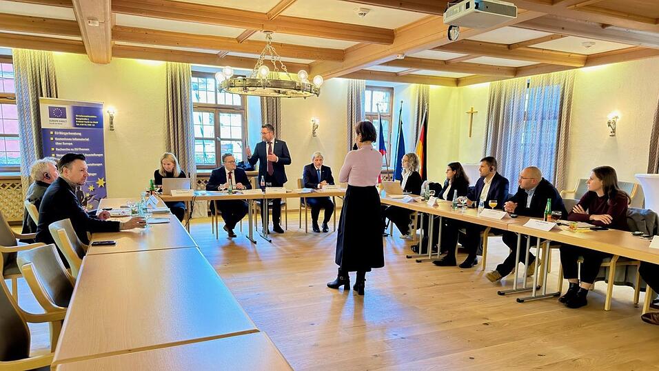 „Es geht heute um Themen, die unsere beiden Länder betreffen“, MdL Dr. Gerhard Hopp bei der Begrüßung der Delegation im Rathaus-Saal. „Es geht heute um Themen, die unsere beiden Länder betreffen“, MdL Dr. Gerhard Hopp bei der Begrüßung der Delegation im Rathaus-Saal.