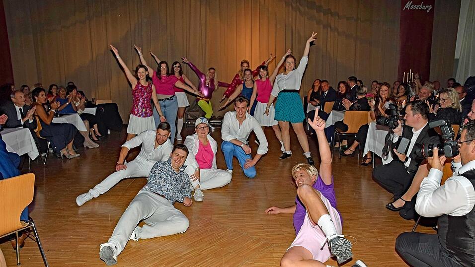 Der gro&szlig;e Tanz der Barbies und Kens. Wenige Minuten bevor das Geheimnis um das neue Prinzenpaar gel&uuml;ftet wurde.