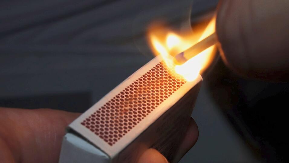 Der Verursacher habe nur ein Z&uuml;ndholz hingehalten und schon habe die Matratze gebrannt.