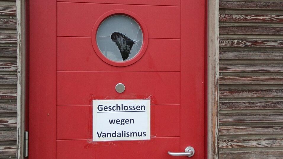 Das Schild h&auml;ngt an der T&uuml;r.