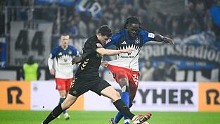 K&ouml;lns Eric Martel (l-r) und HSV-Abwehrspieler Jordan Torunarigha k&auml;mpfen um den Ball.