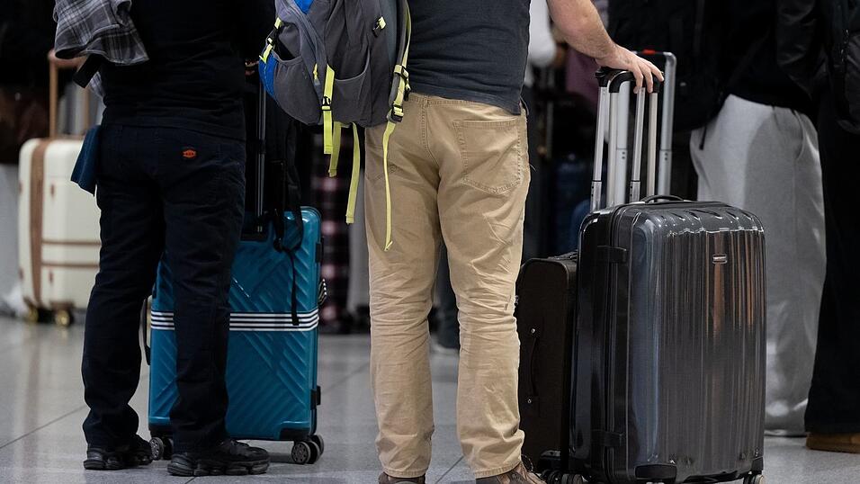 Seit Mitternacht sollen die rund 20.000 Flugbegleiterinnen und Flugbegleiter die Arbeit ruhen lassen. Seit Mitternacht sollen die rund 20.000 Flugbegleiterinnen und Flugbegleiter die Arbeit ruhen lassen.