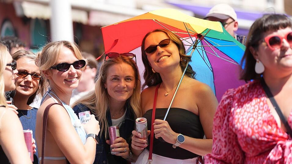Bei strahlendem Sonnenschein feiert Brighton die Pride Parade. Bei strahlendem Sonnenschein feiert Brighton die Pride Parade.