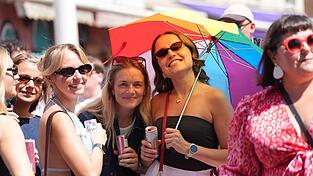 Bei strahlendem Sonnenschein feiert Brighton die Pride Parade. Bei strahlendem Sonnenschein feiert Brighton die Pride Parade.