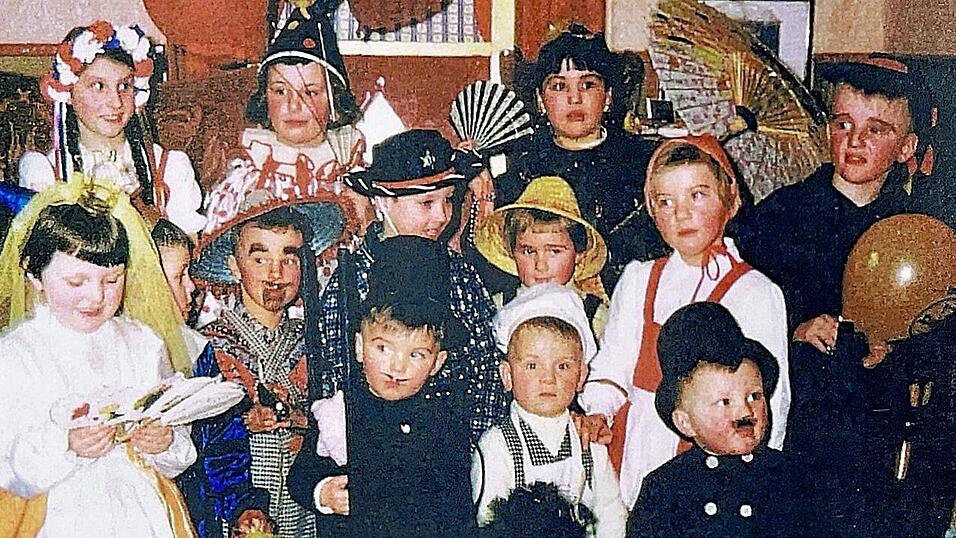 Kinderfasching im Gasthaus 'Stangerl' in den 1960er Jahren mit bekannten Gesichtern: Vorne von links: Karin Regner (heute Kraus), Christian und Sebastian Scheuer, Jakob Wolf, dahinter Gerhard Schießl, ein unbekannter Chinese, Edi Schießl, Elisabeth Macht, Gerti Scheuer. Hintere Reihe von links: Johanna und Hubert Perlinger, Karin Schmatz sowie Ferdinand Schmatz. Kinderfasching im Gasthaus 'Stangerl' in den 1960er Jahren mit bekannten Gesichtern: Vorne von links: Karin Regner (heute Kraus), Christian und Sebastian Scheuer, Jakob Wolf, dahinter Gerhard Schießl, ein unbekannter Chinese, Edi Schießl, Elisabeth Macht, Gerti Scheuer. Hintere Reihe von links: Johanna und Hubert Perlinger, Karin Schmatz sowie Ferdinand Schmatz.
