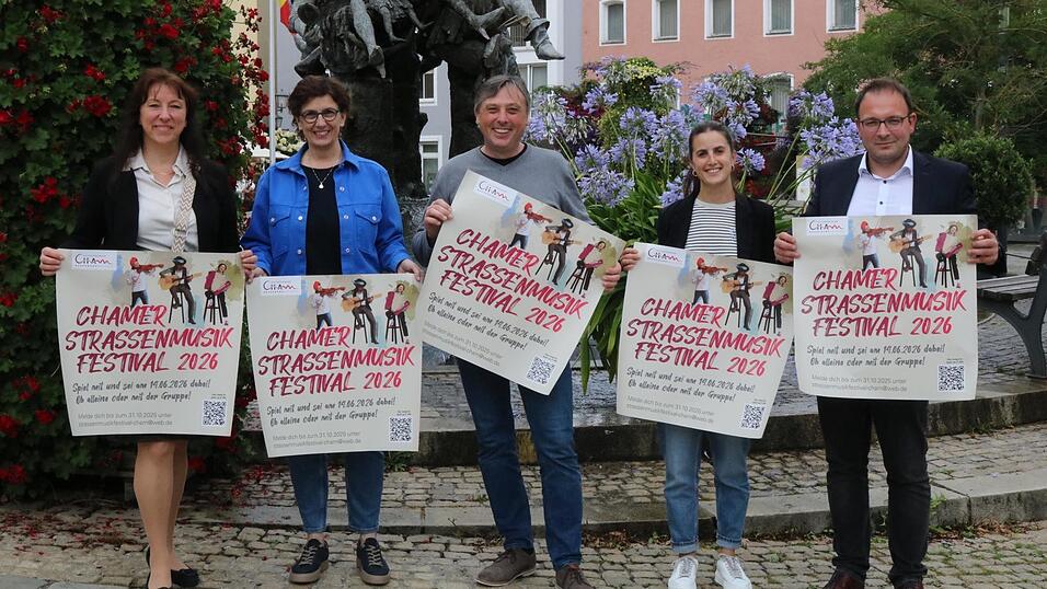 Olivia Schulz vom Stadtmarketing, Kulturreferentin Petra Jakobi, Siegi M&uuml;hlbauer, stellvertretender Leiter der Landkreismusikschule, Katrin Pielmeier von der Tourist-Info und B&uuml;rgermeister Martin Stoiber (von links) pr&auml;sentieren die Plakate f&uuml;r das Stra&szlig;enmusikfestival 2026.