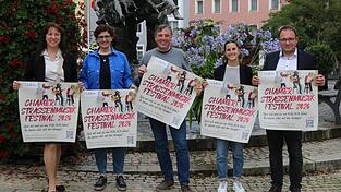 Olivia Schulz vom Stadtmarketing, Kulturreferentin Petra Jakobi, Siegi Mühlbauer, stellvertretender Leiter der Landkreismusikschule, Katrin Pielmeier von der Tourist-Info und Bürgermeister Martin Stoiber (von links) präsentieren die Plakate für das Straßenmusikfestival 2026.