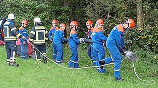 In Teamarbeit sicherten die jungen Feuerwehrler die Wasserversorgung.