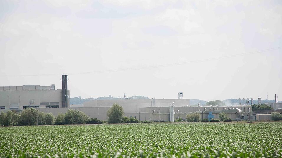 In einer Halle des BMW-Werk Landshut ist am Sonntag ein Brand ausgebrochen.