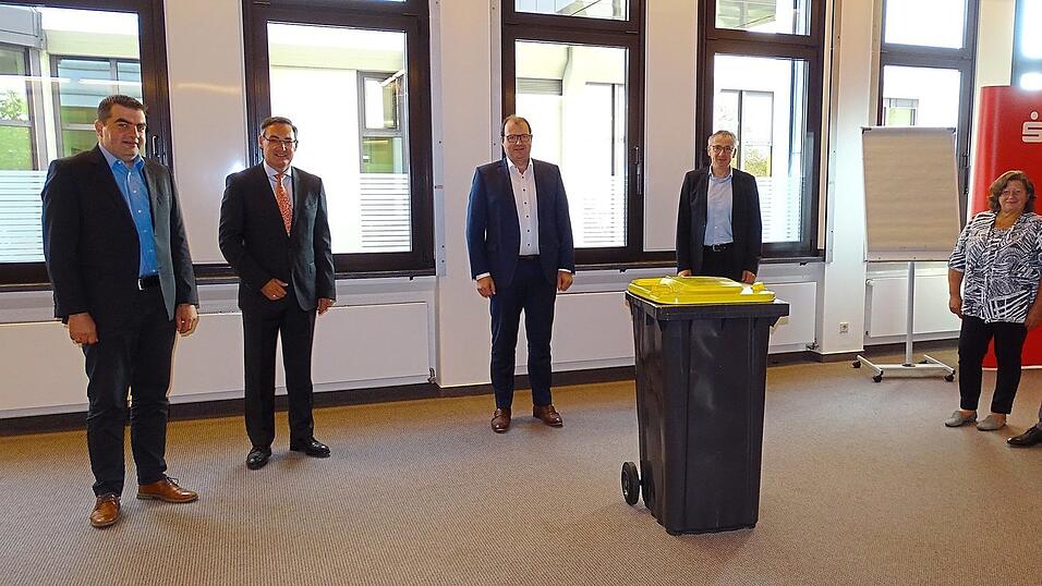 Projektmanager Thomas Buchner und Eduard Heinz von der Rudolf Lachner GmbH in Moosburg (von links), AWV-Vorsitzender Michael Fahmüller, Landrat von Rottal-Inn, Stellvertretender AWV-Vorsitzender Landrat Werner Bumeder, Karin und Markus Kirn von der Kirn Entsorgungs GmbH in Hebertsfelden. Projektmanager Thomas Buchner und Eduard Heinz von der Rudolf Lachner GmbH in Moosburg (von links), AWV-Vorsitzender Michael Fahmüller, Landrat von Rottal-Inn, Stellvertretender AWV-Vorsitzender Landrat Werner Bumeder, Karin und Markus Kirn von der Kirn Entsorgungs GmbH in Hebertsfelden.