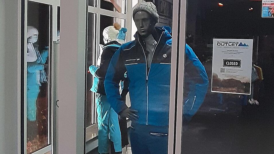 Den Eingangsbereich zieren vor verschlossenen Türen Schaufensterfiguren in Skibekleidung, daneben das Schild 'closed'. Den Eingangsbereich zieren vor verschlossenen Türen Schaufensterfiguren in Skibekleidung, daneben das Schild 'closed'.