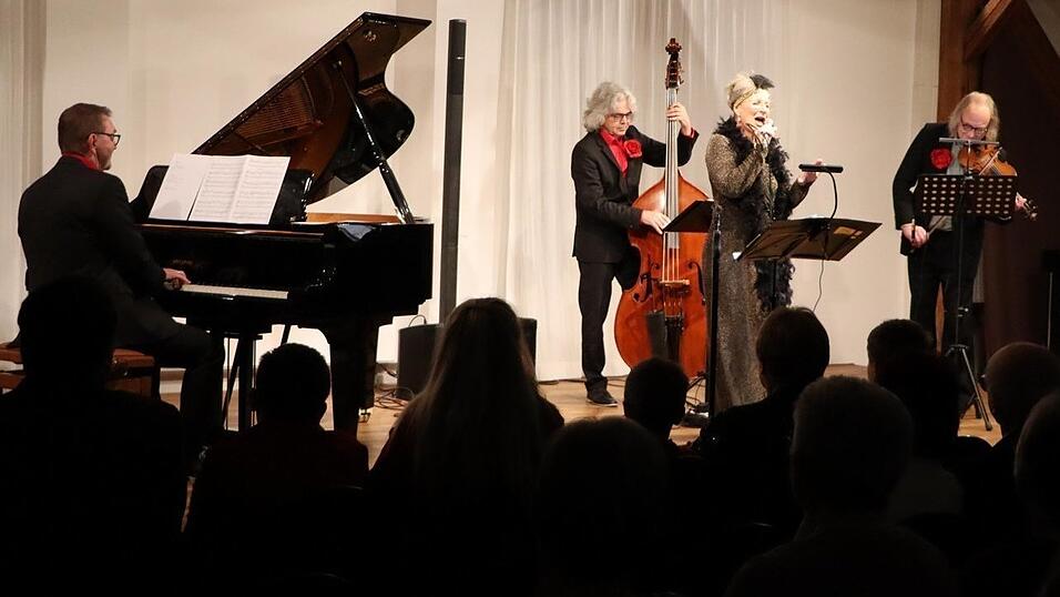 Das Romy-Börner-Quartett spielt anlässlich seines 20-jährigen Bestehens ein Programm mit deutschen Filmschlagern und Evergreens aus den Zwanzigerjahren. Am Neujahrstag gastierte es im Wörther Bürgersaal. Das Romy-Börner-Quartett spielt anlässlich seines 20-jährigen Bestehens ein Programm mit deutschen Filmschlagern und Evergreens aus den Zwanzigerjahren. Am Neujahrstag gastierte es im Wörther Bürgersaal.