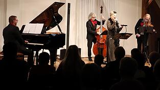 Das Romy-Börner-Quartett spielt anlässlich seines 20-jährigen Bestehens ein Programm mit deutschen Filmschlagern und Evergreens aus den Zwanzigerjahren. Am Neujahrstag gastierte es im Wörther Bürgersaal.
