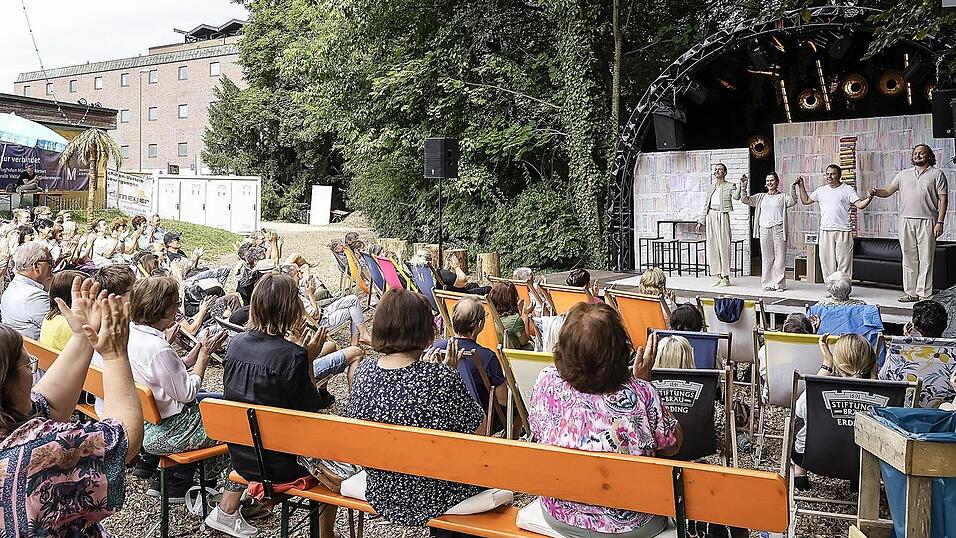 Der Sandora-Garten verwandelte sich am Sonntagnachmittag kurzzeitig in eine Theater-Dependance.