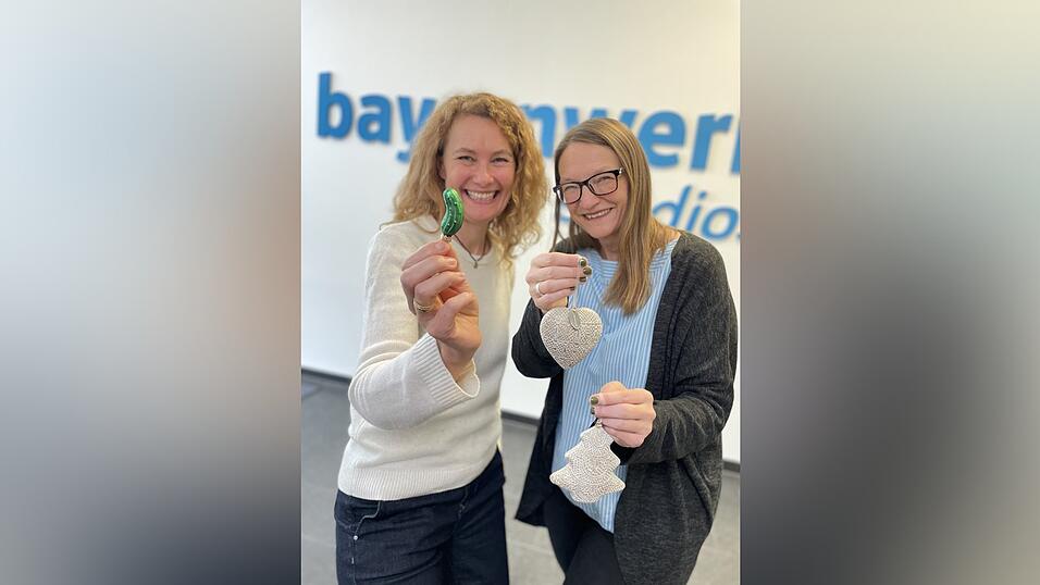 Gerda Stauner (links) und Petra Bartoli y Eckert produzieren mit &bdquo;Bayern kurios&ldquo; ihren eigenen Podcast. Die Themen gehen ihn daf&uuml;r nicht aus, sagen sie.