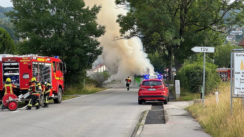 Schon von Weitem war die Rauchs&auml;ule &uuml;ber dem brennenden Bus zu sehen.
