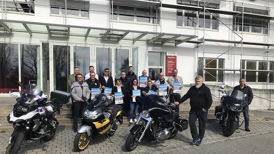 Das Organisationsteam des 26. Ökumenischen Motorradgottesdienstes mit Dekan Johannes Plank (6.v.r.), Pfarrer Bernd Reuther (3.v.r.) und Pfarrer Frank Möwes (4.v.r.). Das Organisationsteam des 26. Ökumenischen Motorradgottesdienstes mit Dekan Johannes Plank (6.v.r.), Pfarrer Bernd Reuther (3.v.r.) und Pfarrer Frank Möwes (4.v.r.).