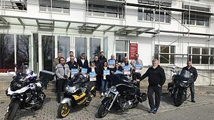 Das Organisationsteam des 26. Ökumenischen Motorradgottesdienstes mit Dekan Johannes Plank (6.v.r.), Pfarrer Bernd Reuther (3.v.r.) und Pfarrer Frank Möwes (4.v.r.).