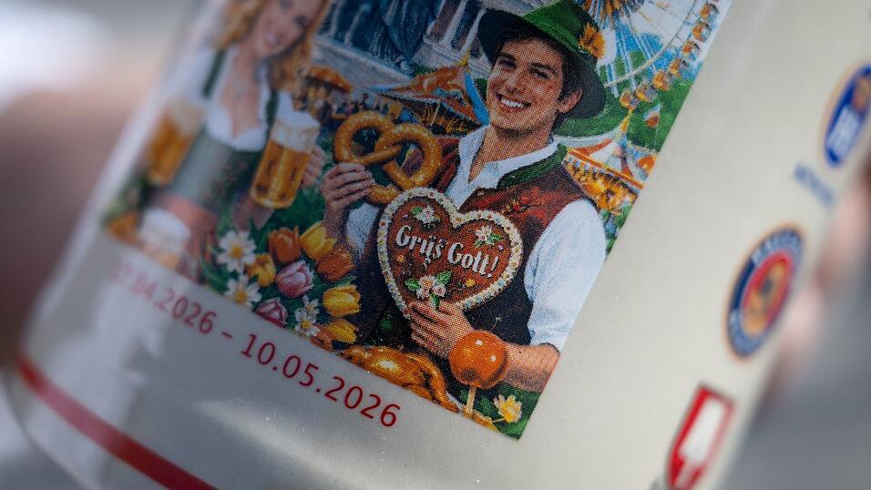 Die KI wars: &laquo;Gr&uuml;s Gott&laquo; statt &laquo;Gr&uuml;&szlig; Gott&raquo; steht auf dem Lebkuchenherz, das den Ma&szlig;krug ziert.