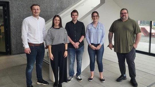 L&ouml;sungen aus dem H&ouml;rsaal f&uuml;r die Region: (v. r.) Johannes Vogel und Franziska Bauer sind begeistert von der Kooperation mit Florian H&ouml;pf, Elena Geiger und Andreas Weber. (THD).