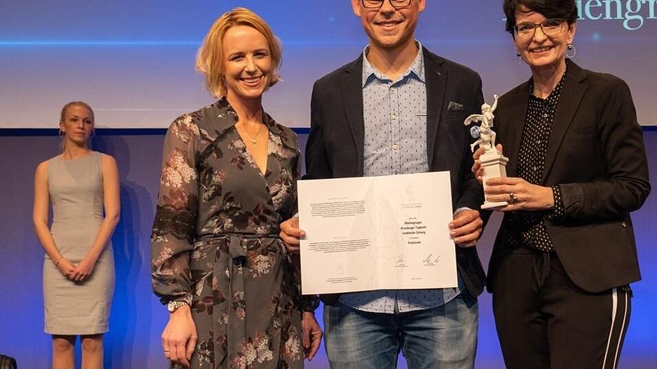 Dezember 2017: Mit unserem Freistunde-Konzept gewinnen wir den European Newspaper Award. Im Oktober 2018 das Highlight: Wir werden mit dem Bayerischen Printpreis (Foto) ausgezeichnet und erhalten den Print Innovation Award, im April 2019 folgt der Leser-Blatt-Bindungs-Preis.