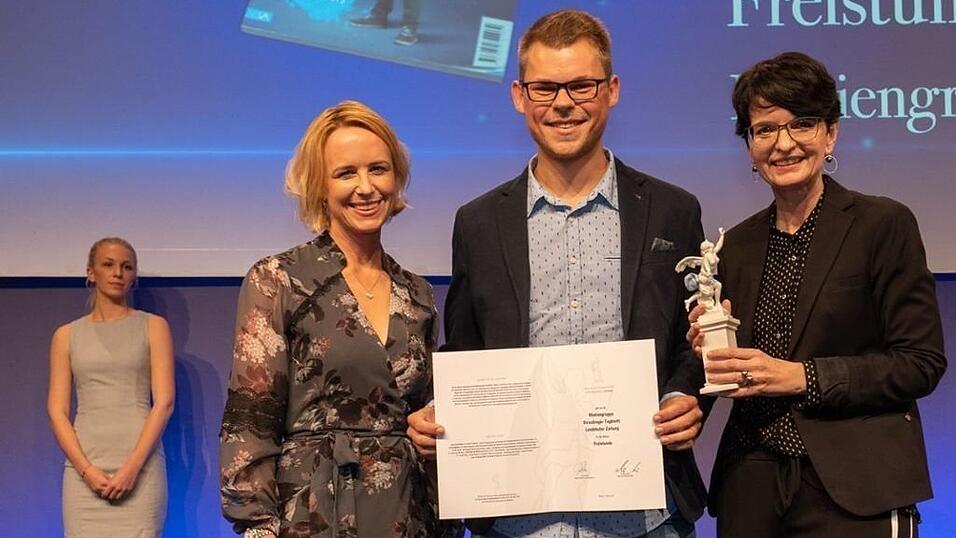 Dezember 2017: Mit unserem Freistunde-Konzept gewinnen wir den European Newspaper Award. Im Oktober 2018 das Highlight: Wir werden mit dem Bayerischen Printpreis (Foto) ausgezeichnet und erhalten den Print Innovation Award, im April 2019 folgt der Leser-Blatt-Bindungs-Preis. Dezember 2017: Mit unserem Freistunde-Konzept gewinnen wir den European Newspaper Award. Im Oktober 2018 das Highlight: Wir werden mit dem Bayerischen Printpreis (Foto) ausgezeichnet und erhalten den Print Innovation Award, im April 2019 folgt der Leser-Blatt-Bindungs-Preis.