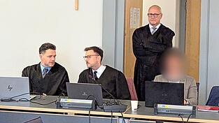 Der Angeklagte mit seinem Verteidigerteam