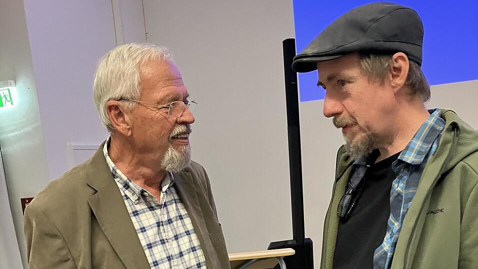 F&uuml;r den aufschlussreichen Vortrag von Dr. Wolfgang Schl&uuml;ter (links) bedankte sich Gr&uuml;nen-Kreisvorsitzender Karsten Nasdal.