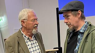 F&uuml;r den aufschlussreichen Vortrag von Dr. Wolfgang Schl&uuml;ter (links) bedankte sich Gr&uuml;nen-Kreisvorsitzender Karsten Nasdal.