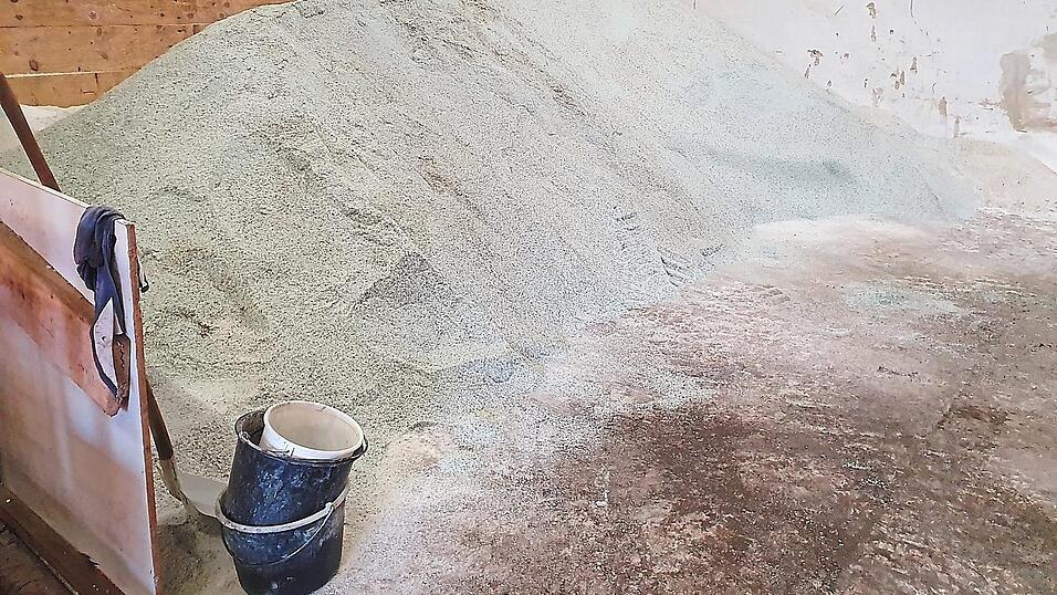 Die Salzlagervorräte der Gemeinde Grafenwiesen sind trotz Lieferengpässen wieder aufgefüllt. Die Salzlagervorräte der Gemeinde Grafenwiesen sind trotz Lieferengpässen wieder aufgefüllt.