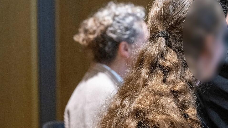 Mutter und Gro&szlig;mutter m&uuml;ssen sich nach einer misslungenen Hausgeburt vor Gericht verantworten.