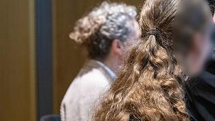 Mutter und Großmutter müssen sich nach einer misslungenen Hausgeburt vor Gericht verantworten. Mutter und Großmutter müssen sich nach einer misslungenen Hausgeburt vor Gericht verantworten.