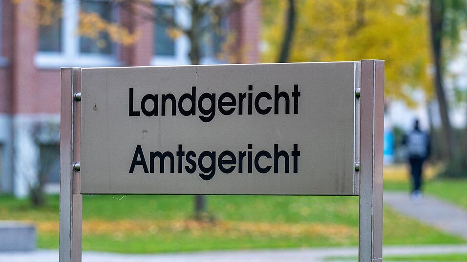 Vor dem Landgericht in Landshut wurde die Tat, die der Angeklagten zur Last gelegt wird, noch einmal aufgerollt. Vor dem Landgericht in Landshut wurde die Tat, die der Angeklagten zur Last gelegt wird, noch einmal aufgerollt.