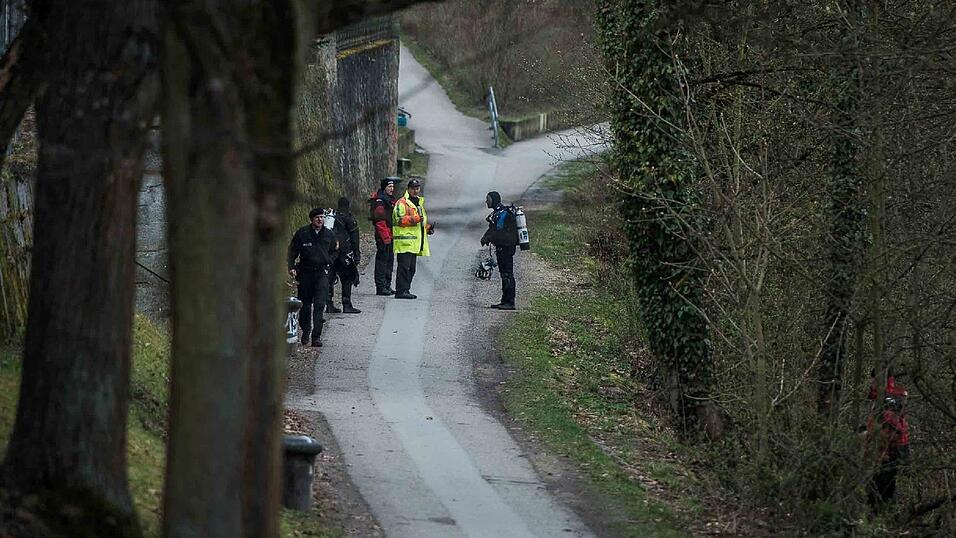 Polizeitaucher suchen am Freitagvormittag in der Donau nach der seit Sonntag vermissten Malina Klaar. An dieser Stelle hatten die Leichenspürhunde am Donnerstag angeschlagen. Polizeitaucher suchen am Freitagvormittag in der Donau nach der seit Sonntag vermissten Malina Klaar. An dieser Stelle hatten die Leichenspürhunde am Donnerstag angeschlagen.