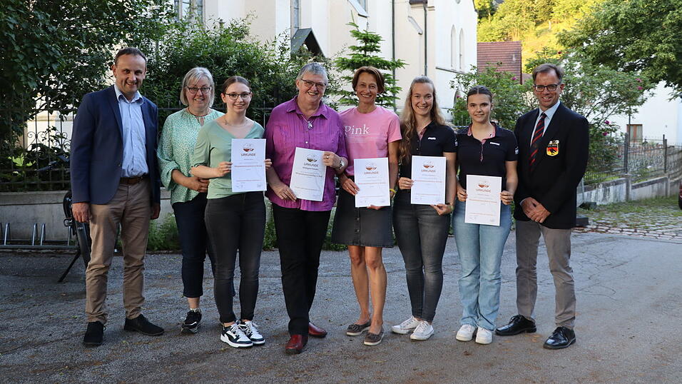 B&uuml;rgermeister Josef Sch&uuml;tz und Vorsitzender Wolfgang Koller (rechts) mit den anwesenden Geehrten: Bettina F&uuml;rst-Wagner, Carina Dummer, Hildegard G&uuml;rster, Kerstin Leukam, Magdalena M&uuml;hlbauer und Theresa M&uuml;hlbauer (von links).