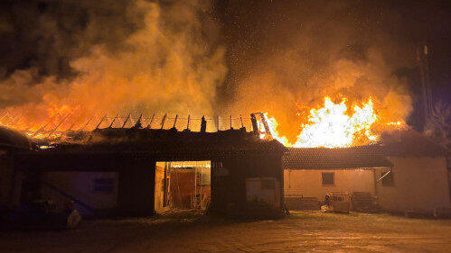 Zahlreiche Feuerwehrkr&auml;fte aus der Region bek&auml;mpften am Dienstagmorgen einen Scheunenbrand in der Deggendorfer Stra&szlig;e.&nbsp;&nbsp; &nbsp;