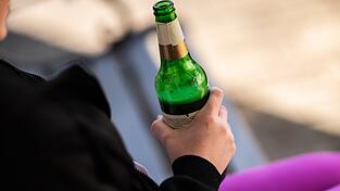 Das sogenannte begleitete Trinken für 14- und 15-Jährige soll es künftig nicht mehr geben. (Symbolbild) Das sogenannte begleitete Trinken für 14- und 15-Jährige soll es künftig nicht mehr geben. (Symbolbild)