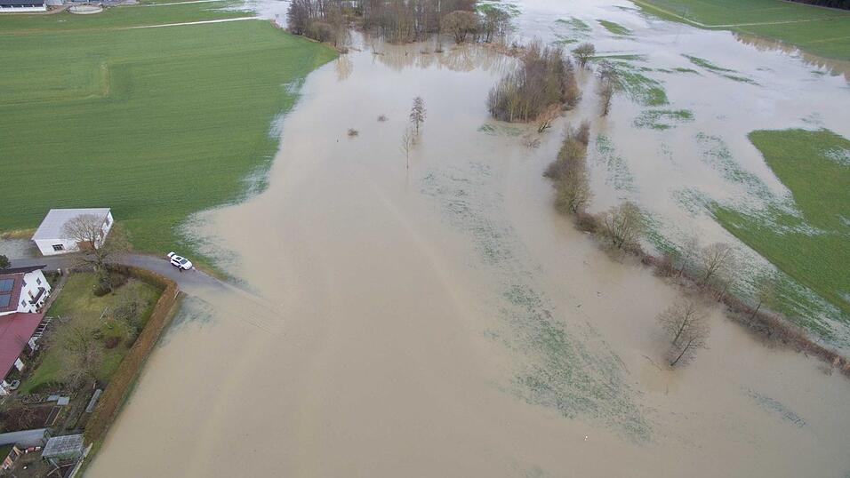 Durch den anhaltenden Regen und die Schneeschmelze war die Vils am Freitagmittag an einigen Stellen bei Vilsbiburg und Gerzen &uuml;ber die Ufer getreten. Einige Strassen waren somit nicht mehr passierbar und mussten gesperrt werden.