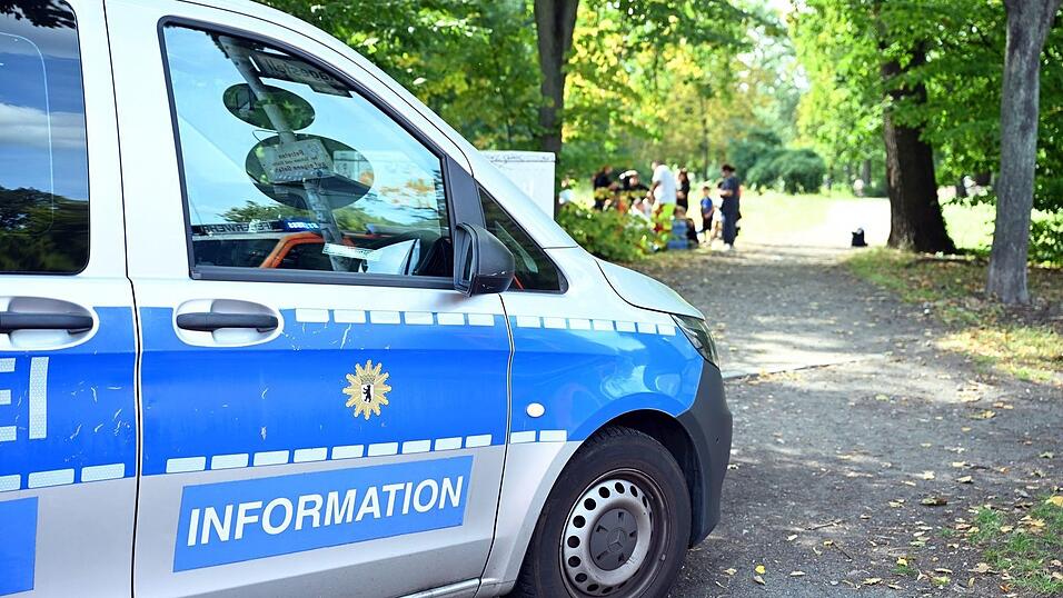 Ein Einsatzfahrzeug der Polizei steht an der Unfallstelle.