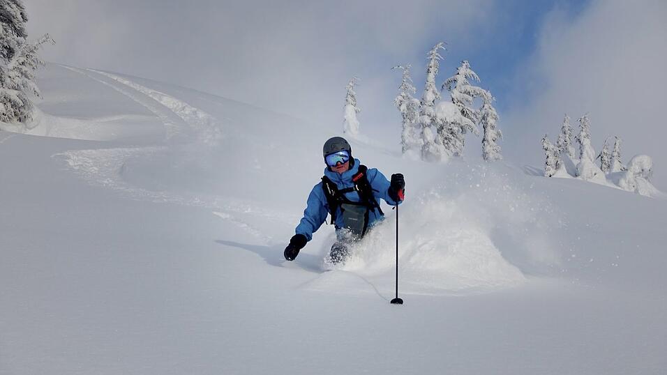 Die Abfahrt ohne Helm kann in Italien teuer werden. (Archivbild)