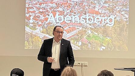 B&uuml;rgermeister Bernhard Resch stellte sich den Fragen der jungen Menschen im Berufsbildungswerk.