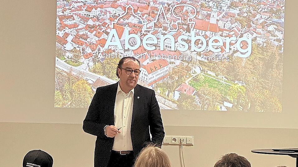 B&uuml;rgermeister Bernhard Resch stellte sich den Fragen der jungen Menschen im Berufsbildungswerk.