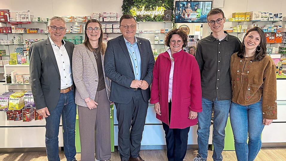 Landrat Werner Bumeder, Stefanie Seimel (Sprecherin der Apothekerschaft im Landkreis Dingolfing-Landau), Bundestagsabgeordneter Günter Baumgartner, Landtagsabgeordnete Petra Loibl sowie die beiden Apotheker Timo Patzak und Aleksandra Lucic tauschten sich über die aktuellen Herausforderungen der Apotheken aus. Landrat Werner Bumeder, Stefanie Seimel (Sprecherin der Apothekerschaft im Landkreis Dingolfing-Landau), Bundestagsabgeordneter Günter Baumgartner, Landtagsabgeordnete Petra Loibl sowie die beiden Apotheker Timo Patzak und Aleksandra Lucic tauschten sich über die aktuellen Herausforderungen der Apotheken aus.