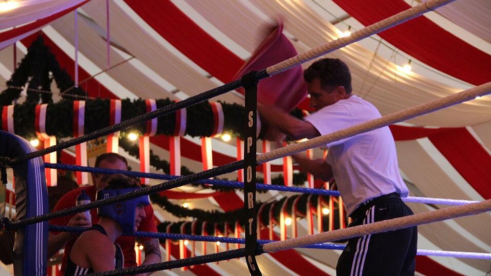 Im Lechner-Festzelt hie&szlig; es am Sonntag wieder 'Let&acute;s get ready to rumble'.