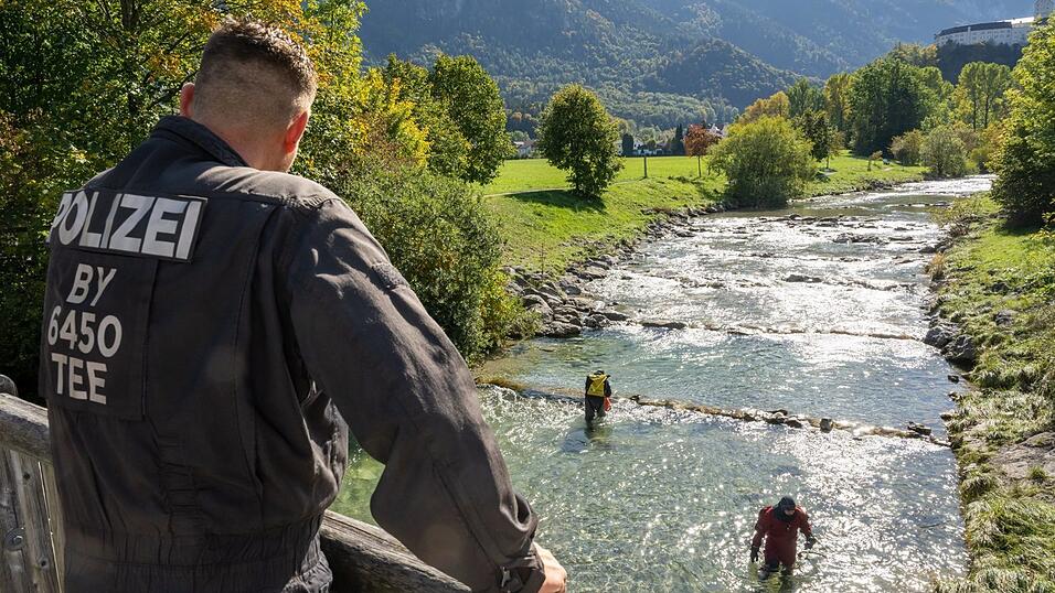 Nach dem Tod einer jungen Frau suchen Polizeitaucher in der Ortschaft das Flussbett der Prien nach Spuren ab.