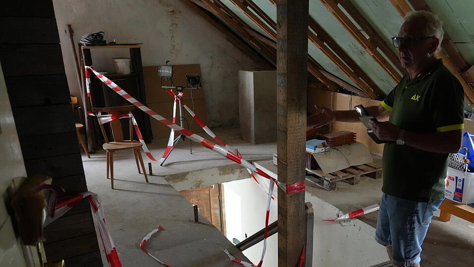 Ammer kritisiert den fehlenden Sturz-Schutz an der Treppe.