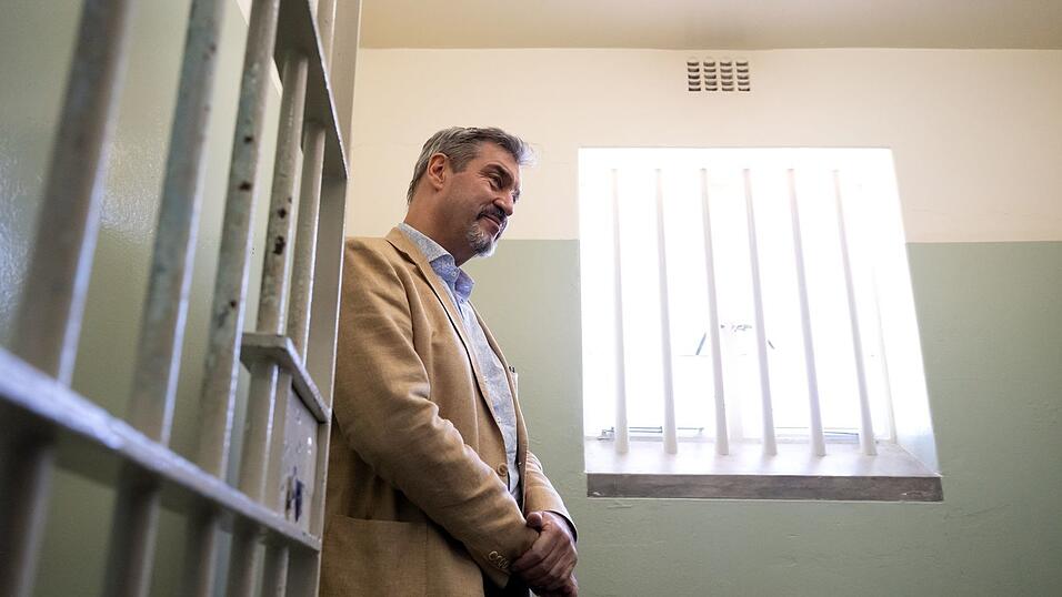 Markus Söder in der ehemaligen Zelle von Nelson Mandela.