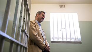 Markus Söder in der ehemaligen Zelle von Nelson Mandela.
